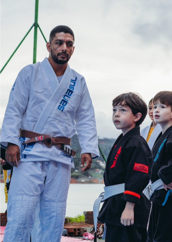 A Brazilian Jiu-Jitsu world champion mentoring young Colombian students during a training session at BJJ Camp XP.