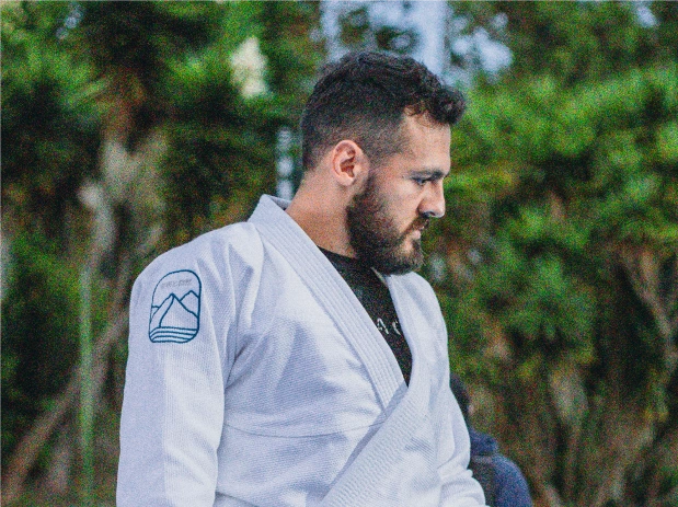 Leonidas Benjumea in a white gi during a Jiu-Jitsu training session, showcasing his dedication to the sport in Manizales.